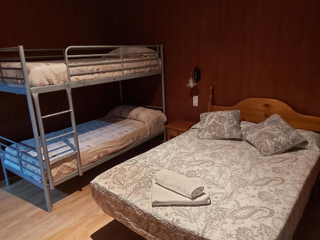 里贝斯的弗里瑟波塔德奴里亚旅馆的一间卧室配有两张双层床和一张床