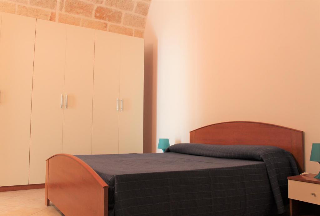 滨海波利尼亚诺Dimora Nonna Sisina的一间卧室配有一张床和白色橱柜