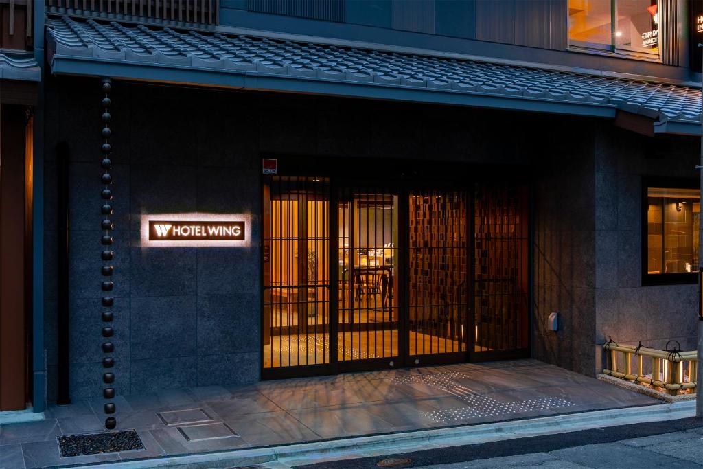 京都Hotel Wing International Premium Kyoto Sanjo的大门打开的建筑物入口