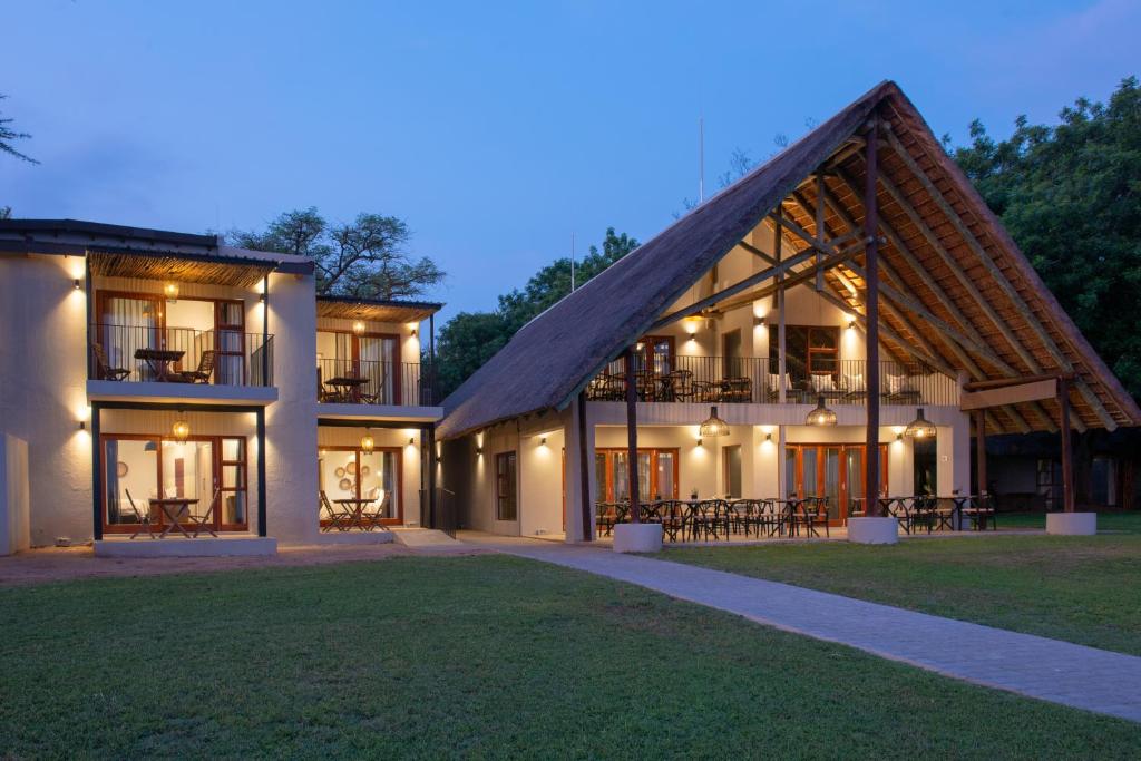 科玛蒂普特Buckler's Africa Lodge Kruger Park的一个大房子,有 ⁇ 帽屋顶