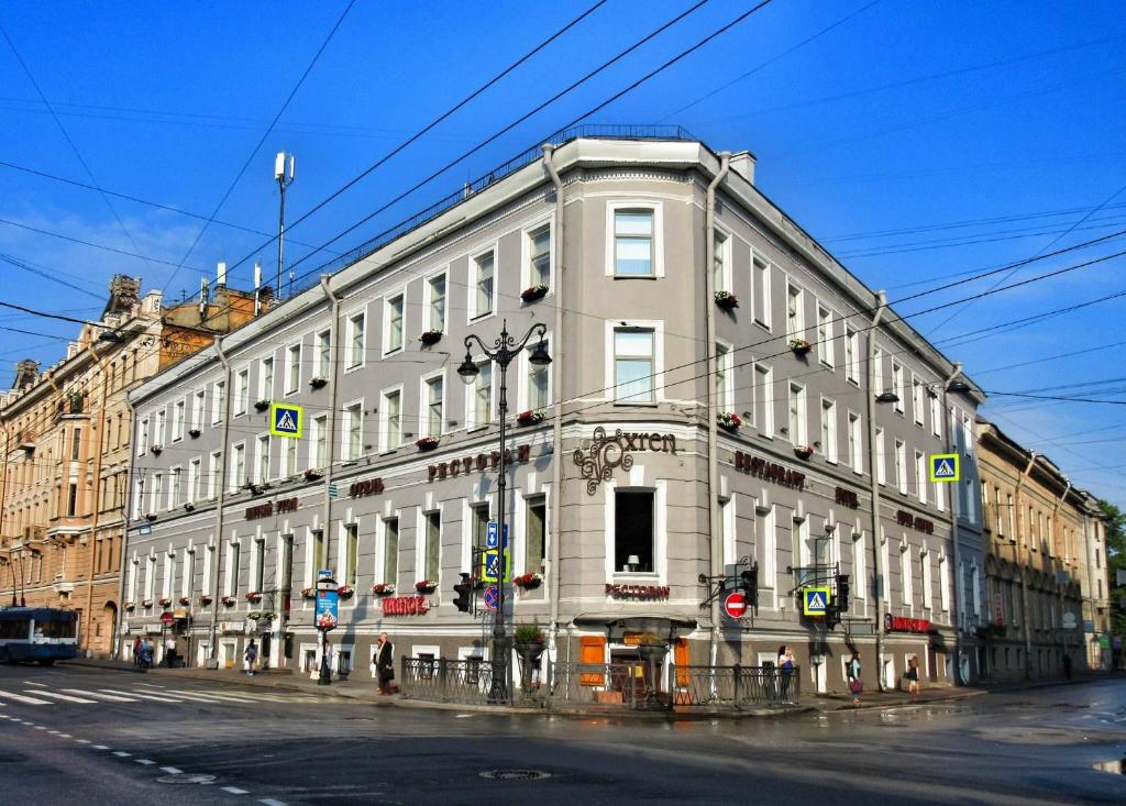 圣彼得堡第五角酒店的街道拐角处的白色大建筑