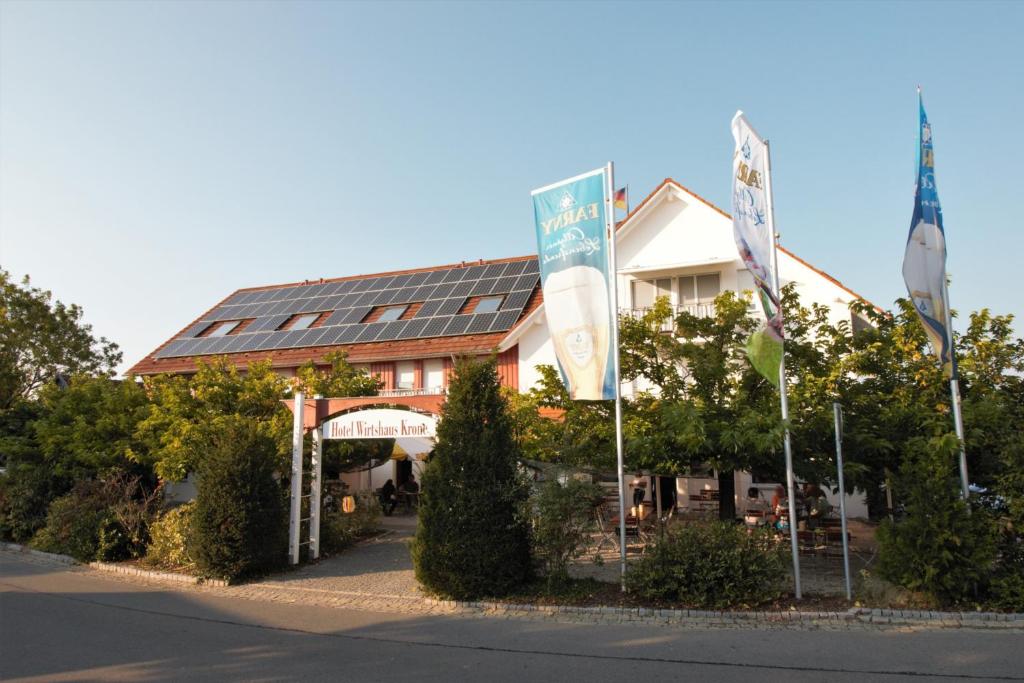 腓特烈港Hotel Wirtshaus Krone的一座建筑的侧面设有太阳能电池板