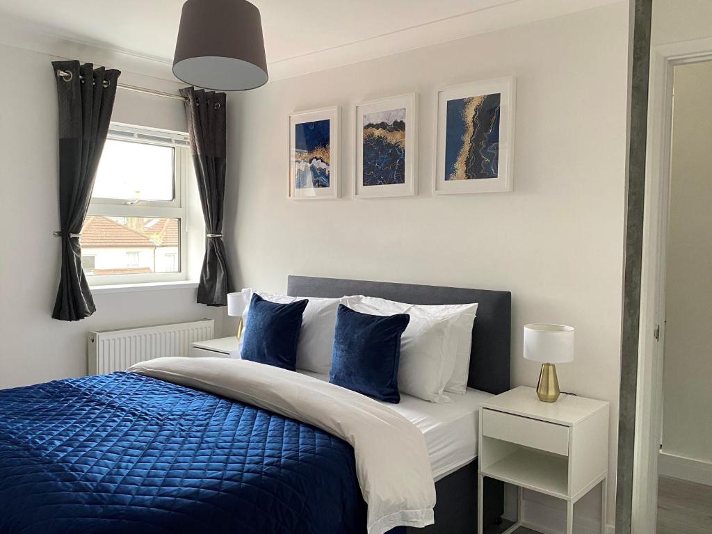 海维康Saffron Court by Wycombe Apartments - Apt 12的卧室配有蓝色和白色的床和窗户。