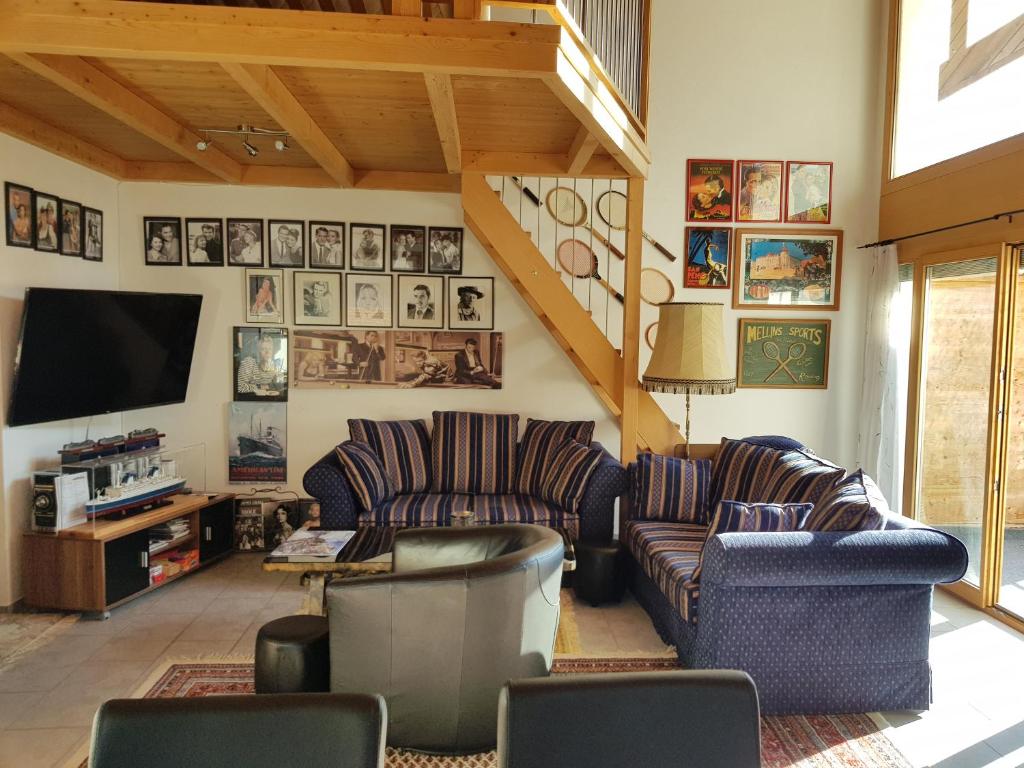 齐利斯Neuwertige 3 ½ Zimmer-Wohnung in Zillis/Andeer的客厅配有两张沙发和一台电视机