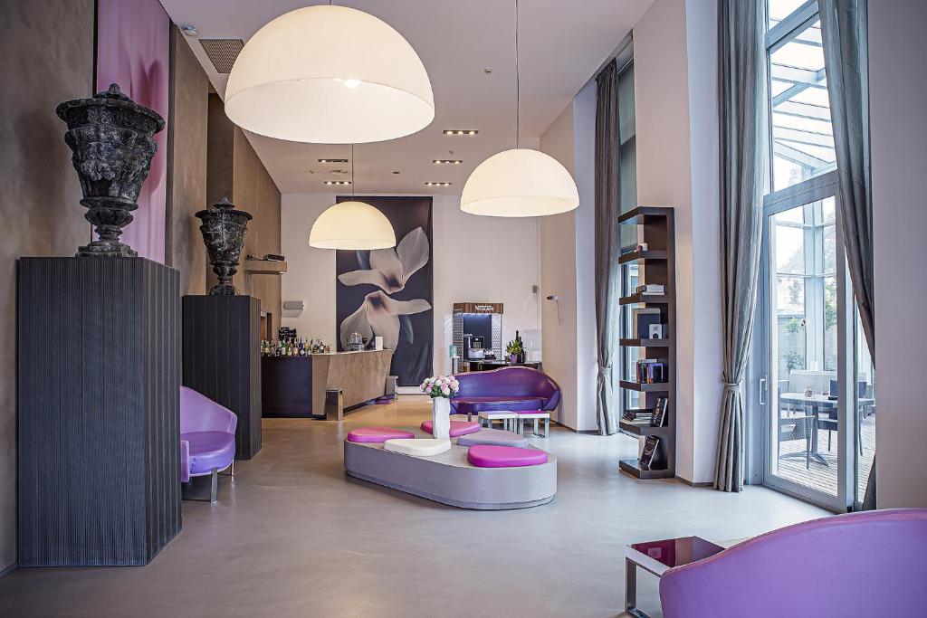 纳维廖河畔切尔努斯科就是为你酒店的大堂设有紫色椅子和一张桌子