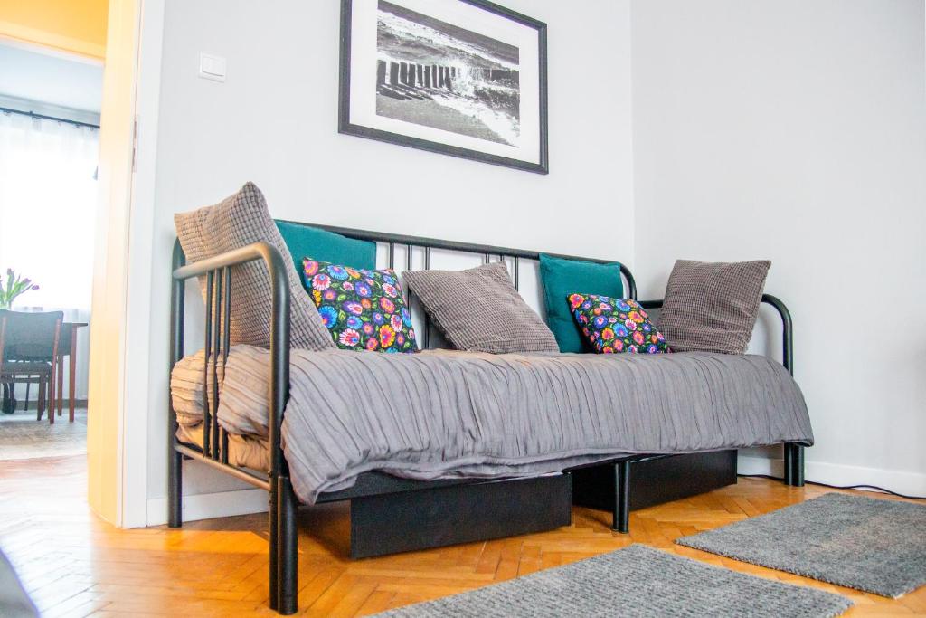科沃布热格AL-DOM apartamenty Apartament Stary Park的客厅配有带枕头的沙发。