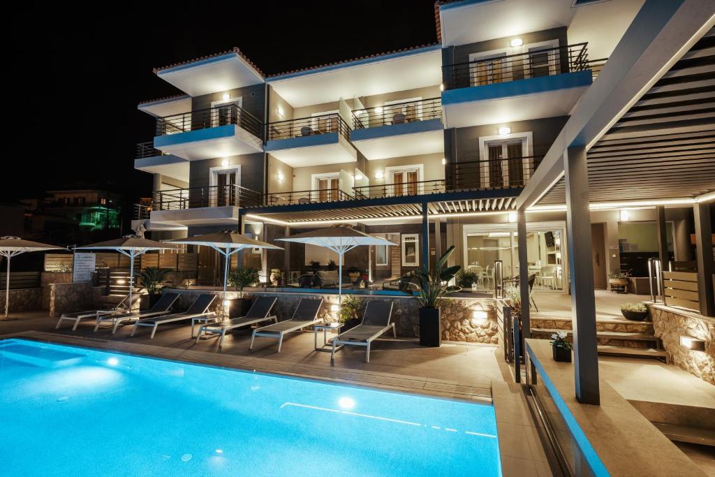 纳夫普利翁Andrew's Luxury Residence的夜间带游泳池的别墅