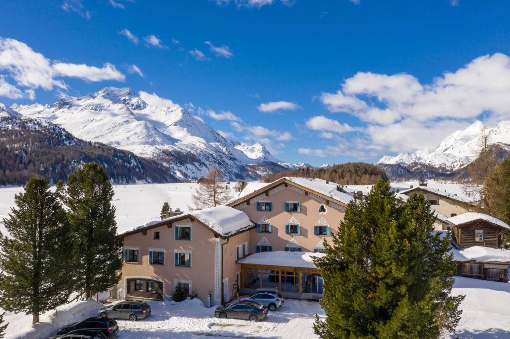 锡尔斯玛丽亚切斯艾拉昂德里纳酒店的一座拥有雪覆盖山脉的度假村