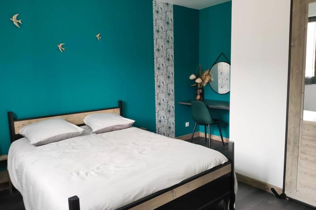 圣让德莫里耶讷Appartement cosy proche de la gare的一间卧室设有蓝色的墙壁和一张床