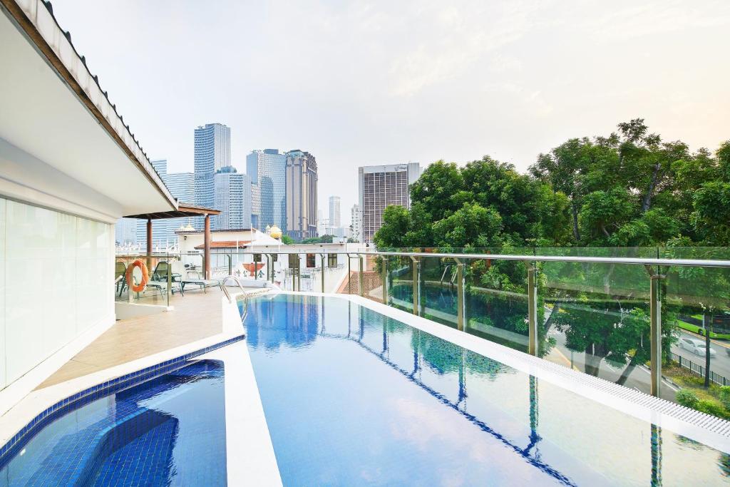 新加坡Rest Bugis Hotel的建筑物屋顶上的游泳池