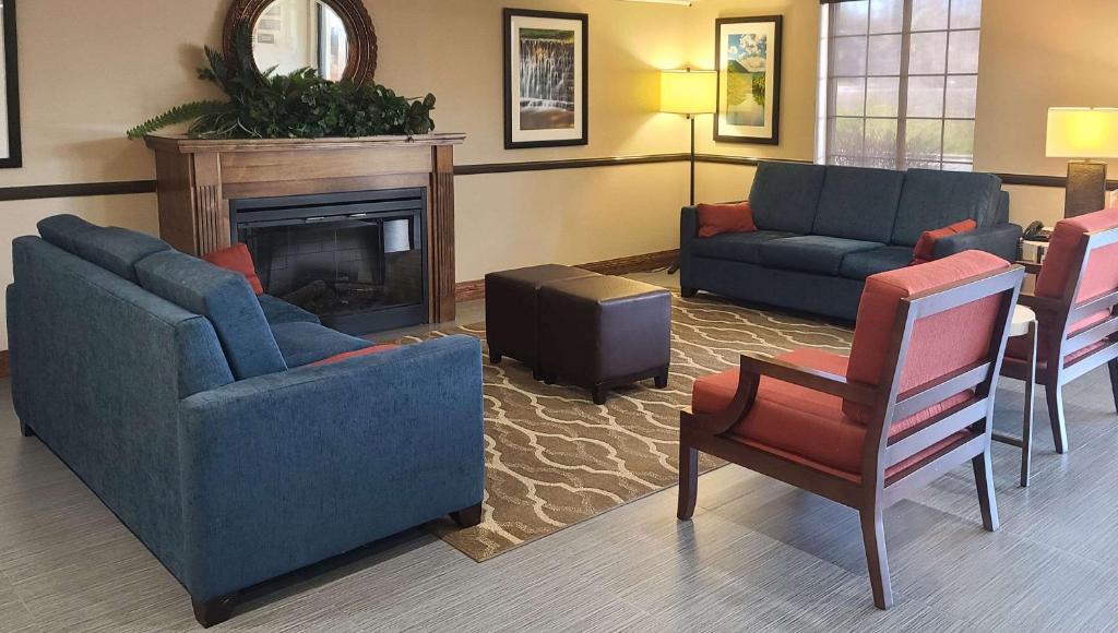 Oak Hill新河康福特茵酒店的客厅设有两张沙发和一个壁炉