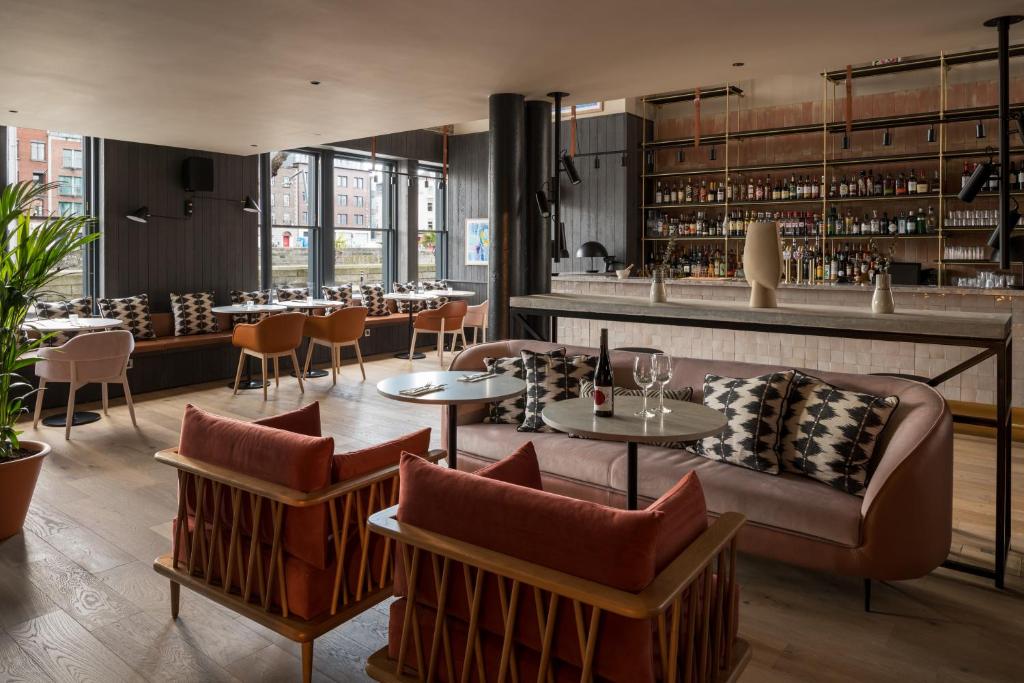 都柏林Zanzibar Locke的一间带桌椅的餐厅和一间酒吧