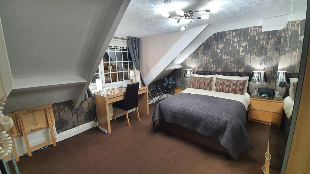 南希尔兹比奇伍德酒店的一间卧室配有一张床和一张书桌