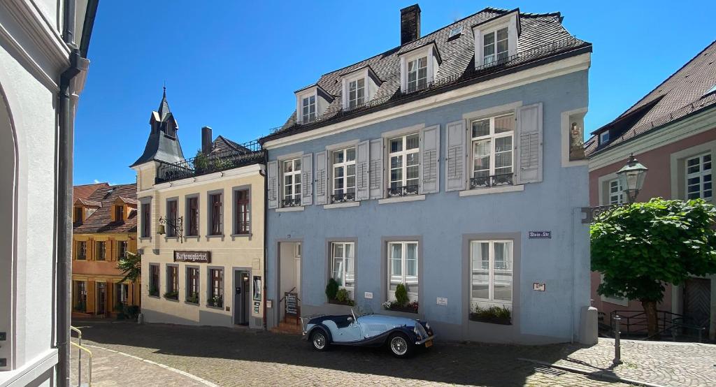 巴登-巴登雷达斯戈洛克酒店的停在大楼前的蓝色汽车