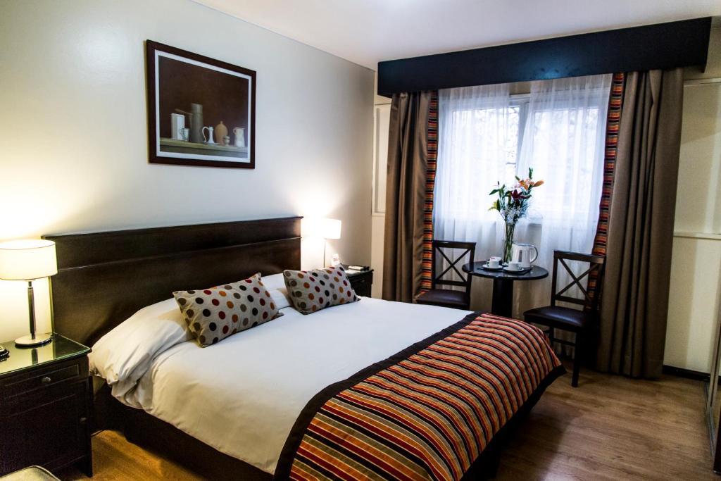 门多萨门多萨酒店 的酒店客房设有床和窗户。