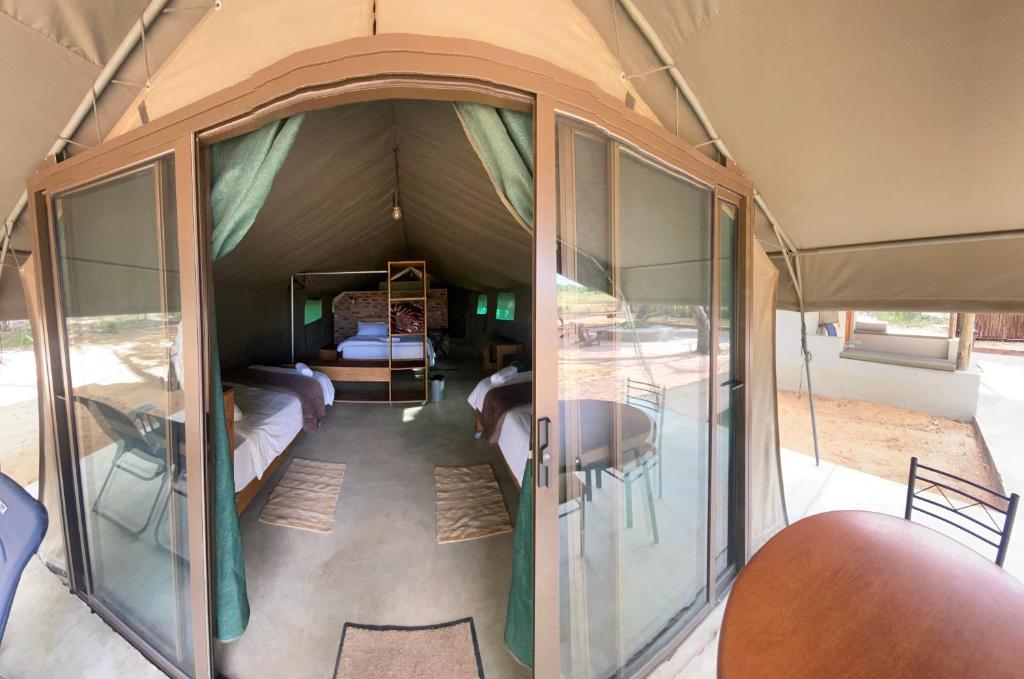 法尔瓦特Limpopo Bushveld Retreat的帐篷内带桌子和床