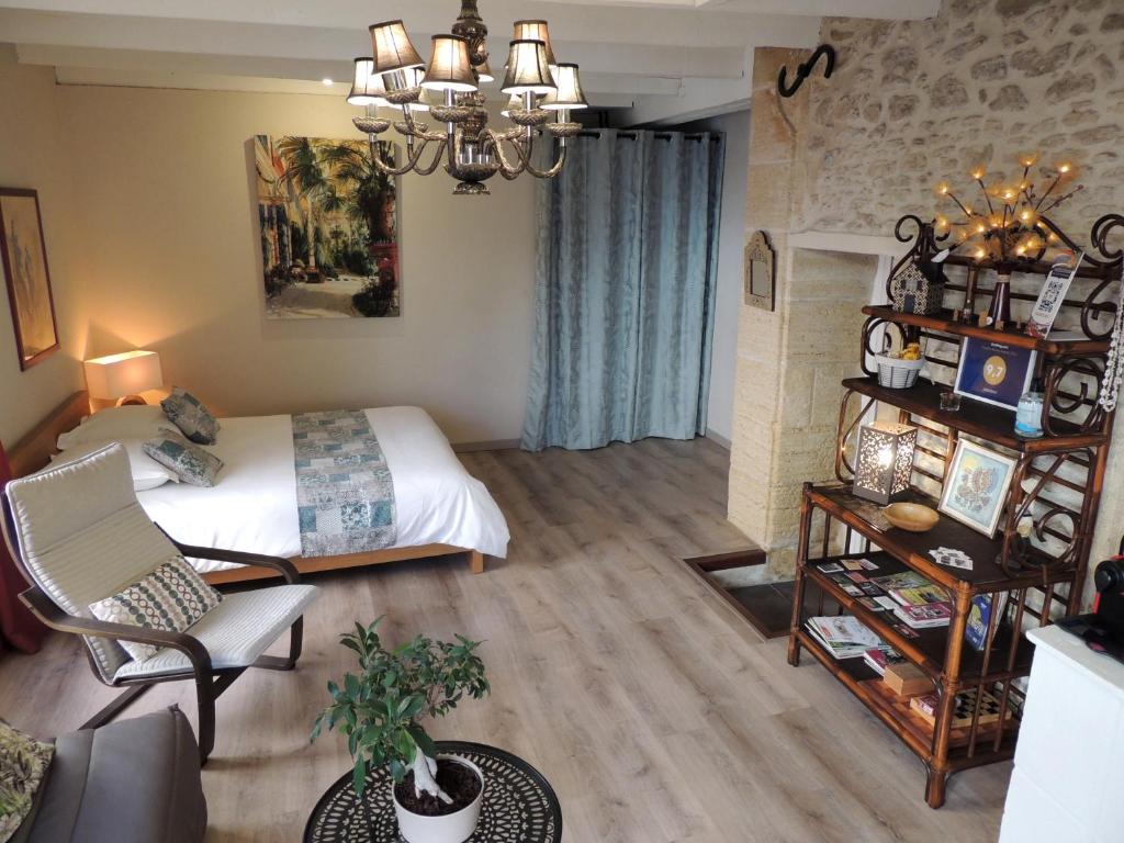 塞尔纳克Jabadao的一间卧室设有一张床和一间客厅。