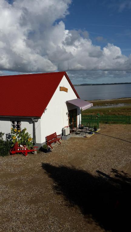 尼克宾摩斯KristiansBorg的水边的白色谷仓,有红色屋顶