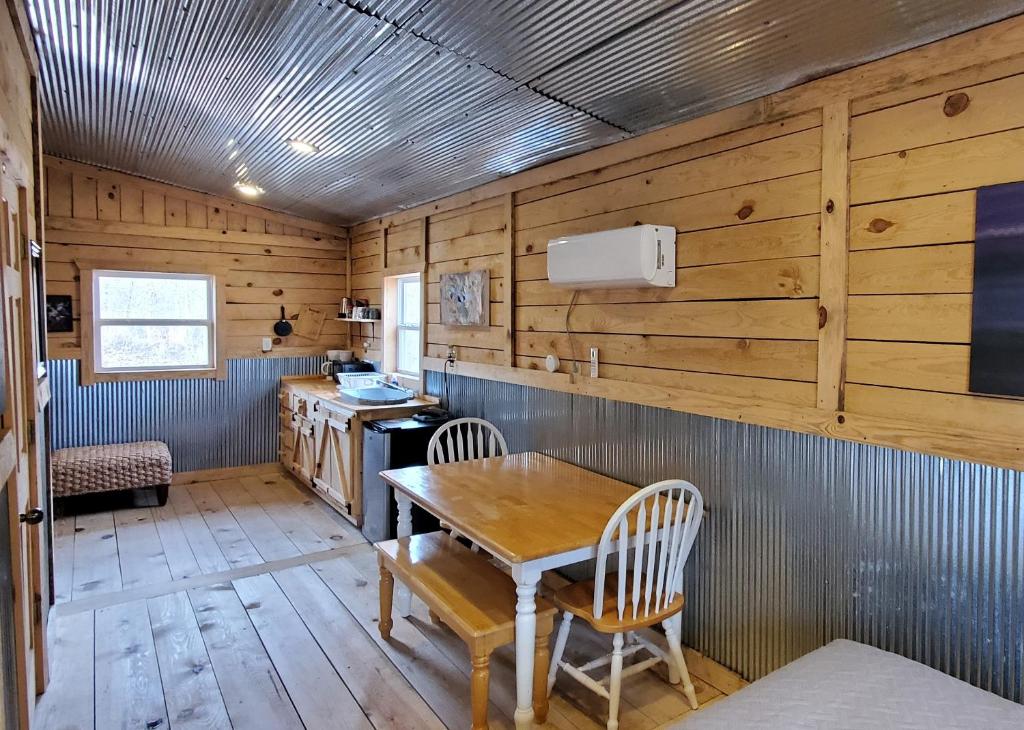 JadwinStay In Current的厨房设有木墙和桌椅