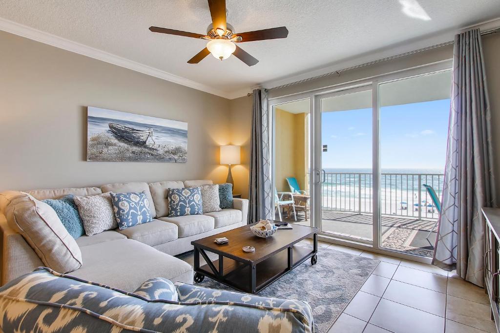 巴拿马城海滩Twin Palms Resort #404 by Book That Condo的客厅配有沙发和桌子