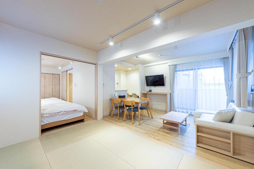 东京VACATION INN HEIWAJIMA I的一间卧室配有一张床和一张桌子及椅子