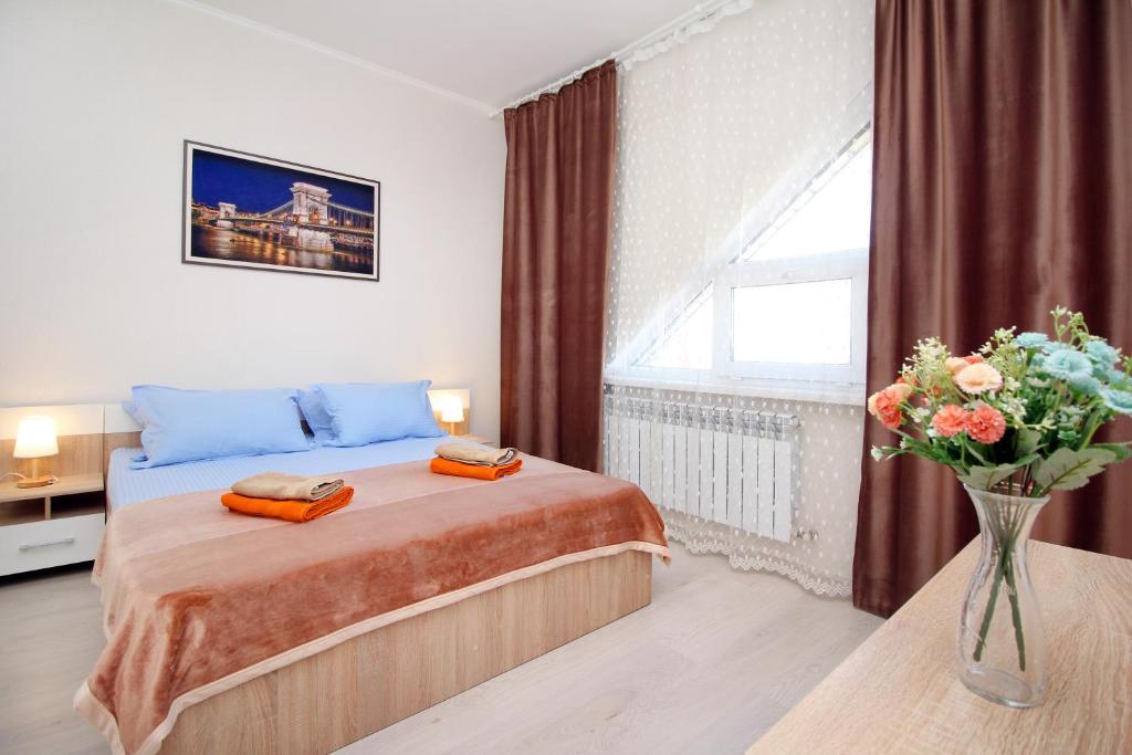 (( Turksib ))ЖК Радужный берег, апартаменты рядом с аэропортом РБ328的一间卧室,配有一张床和花瓶