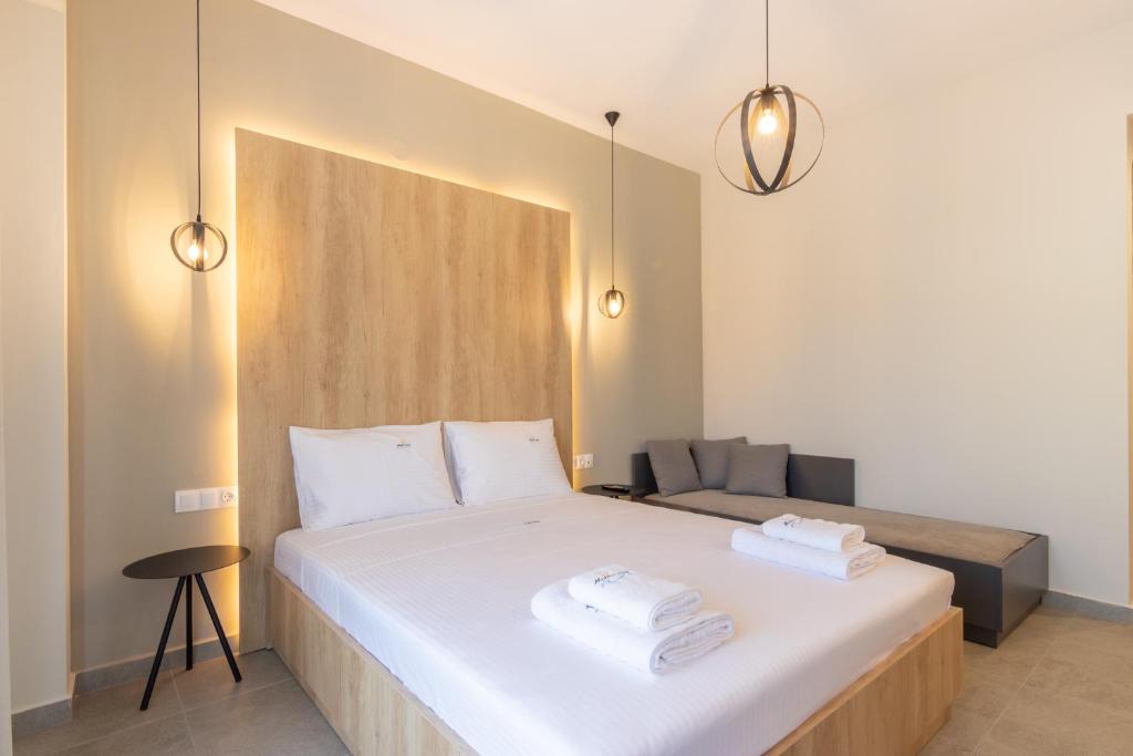 斯卡拉伯塔麦斯MEDITERRANEO的卧室配有白色的床和2条毛巾