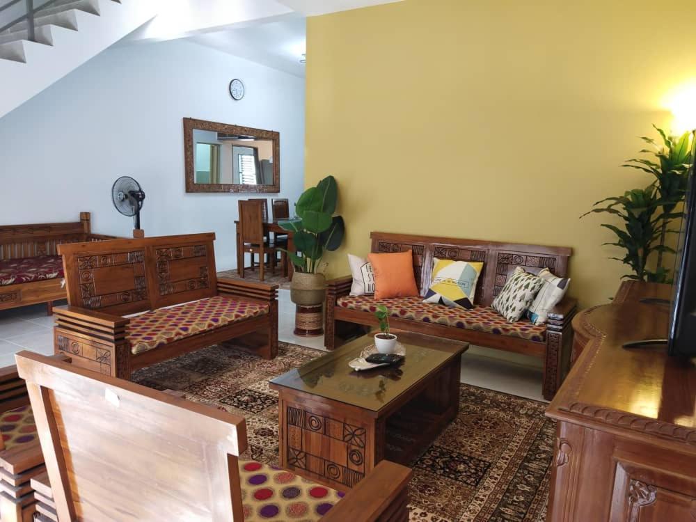 斯里伊斯兰德Kayu Cengal Homestay的客厅配有木制家具和镜子