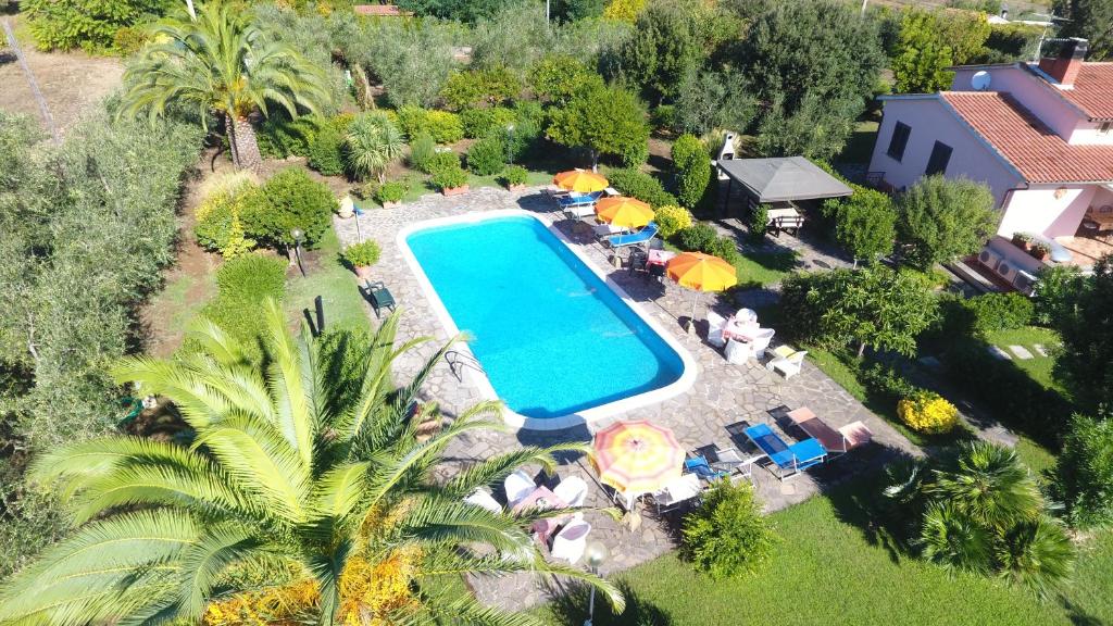 卡斯蒂里昂纳·德拉佩Casa Maremma的后院游泳池的顶部景色