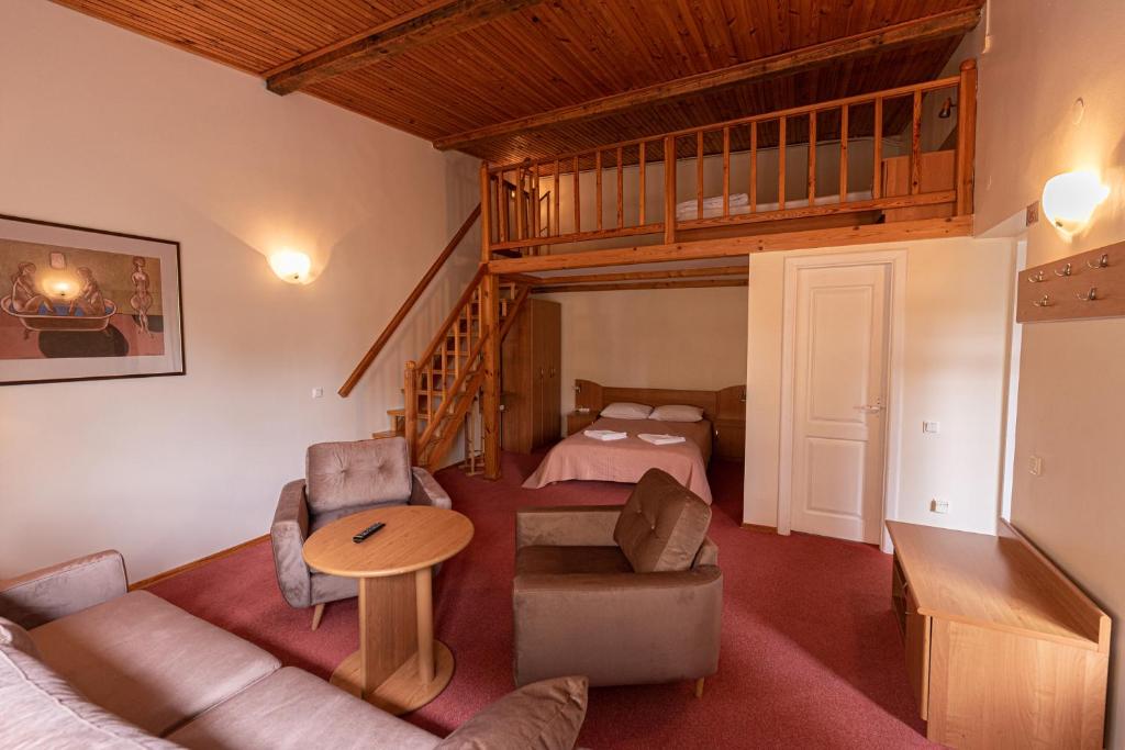 耶德库安特维拉弗洛拉酒店的客厅配有沙发和1张床