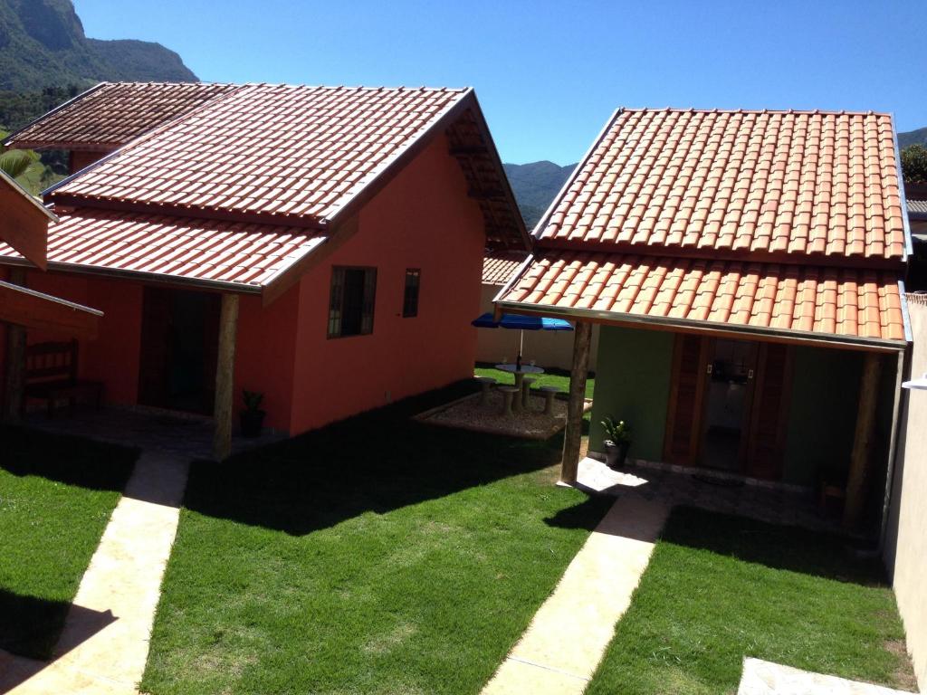 圣本图-杜萨普卡伊菊昆哈查莱旅馆的两栋房屋,拥有红色屋顶和绿色草地