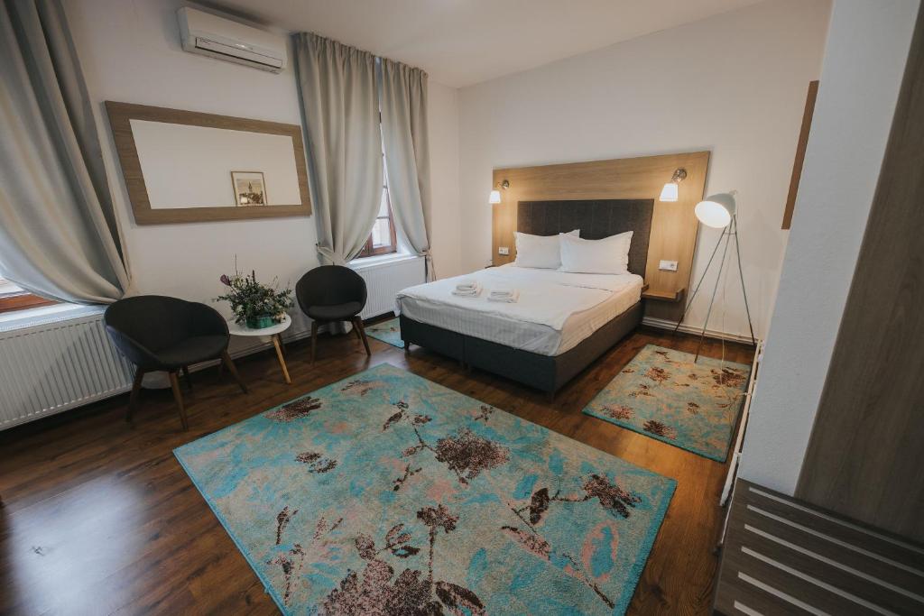 锡比乌Teatro的酒店客房,配有床和地毯