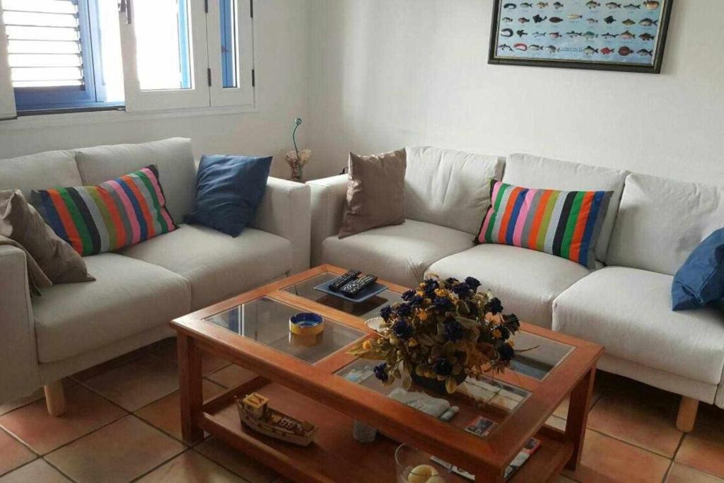 法马拉Famara Sweet Home的带沙发和咖啡桌的客厅