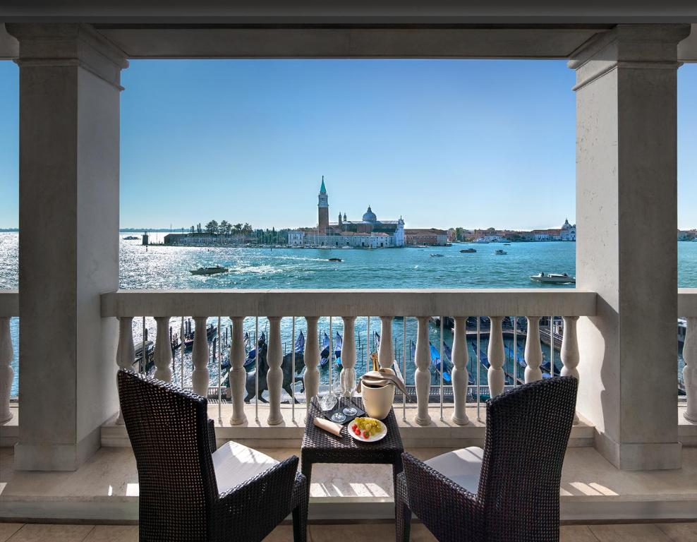 威尼斯Londra Palace Venezia的海景阳台上的桌子