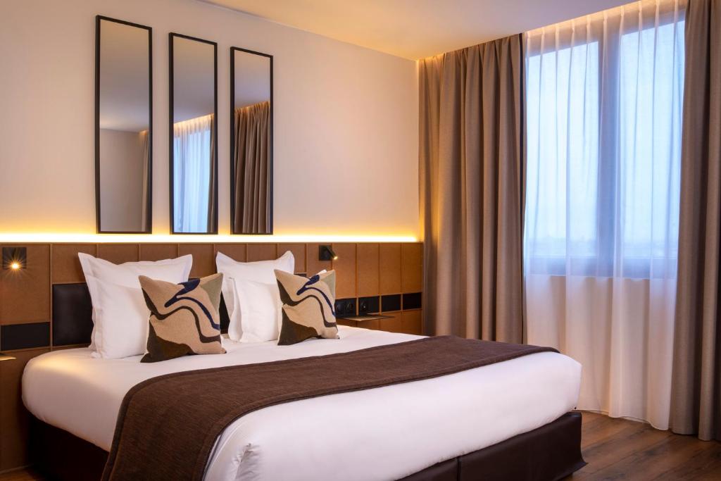 马恩河畔诺让Hôtel du Port的酒店客房配有一张带枕头的大床