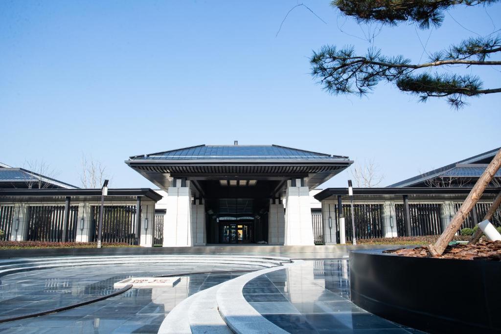 徐州徐州绿地铂瑞酒店的一座黑色屋顶和走道的建筑