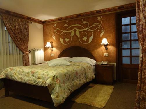 波托西Cerro Rico的一间卧室配有一张大床和床头板