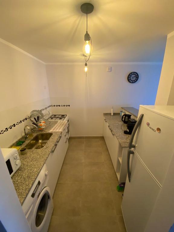 萨尔塔TIERRA Alojamientos的一间带水槽和冰箱的小厨房
