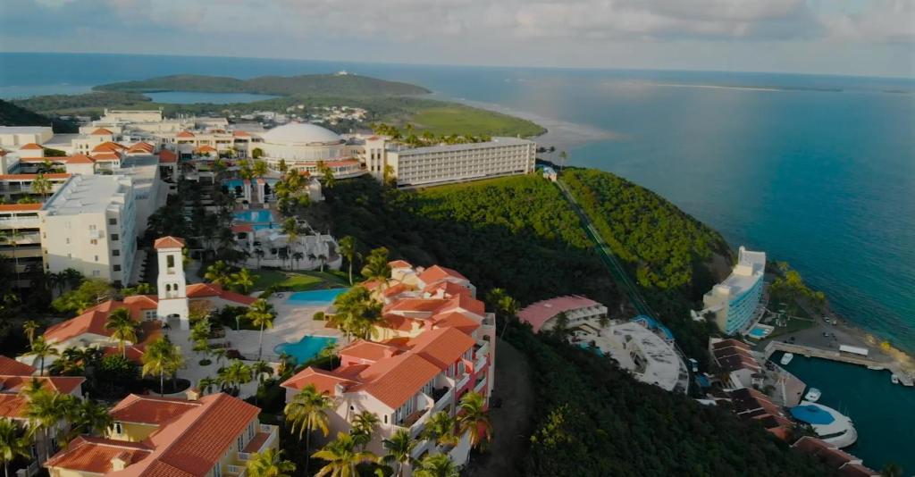 法哈多El Conquistador Resort - Puerto Rico的海洋旁度假胜地的空中景致