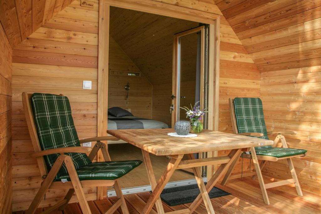 科巴里德Glamping Kranjc的小屋内带桌椅的用餐室