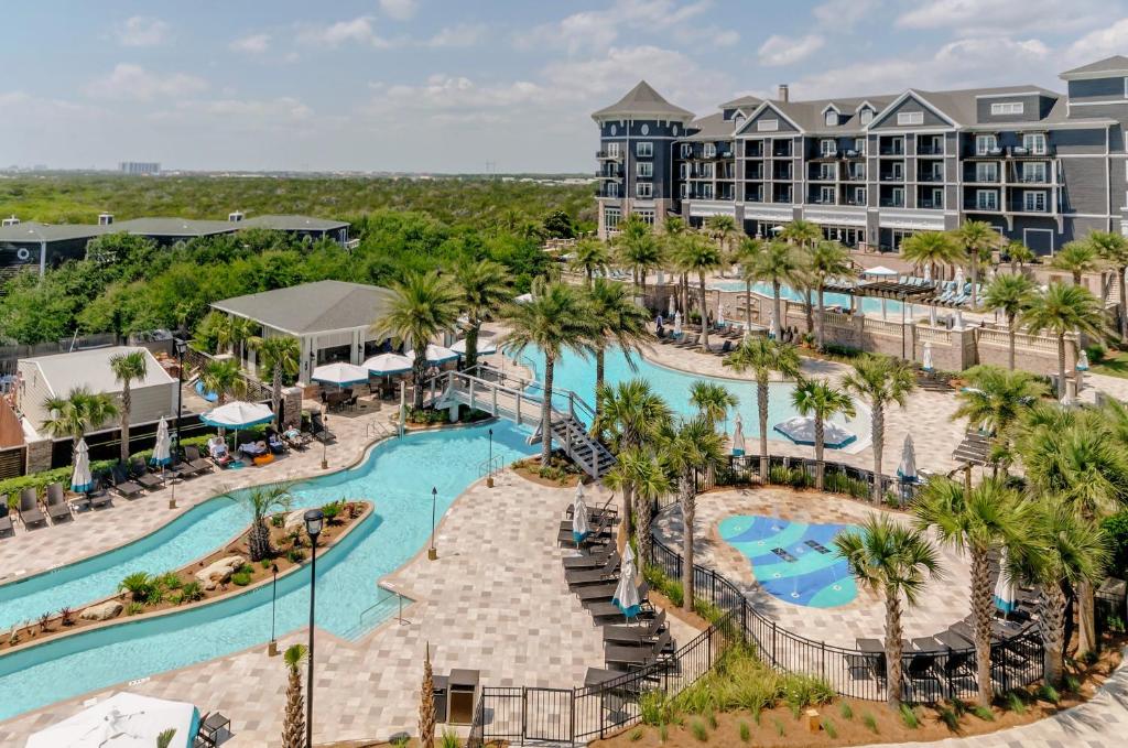 Henderson Beach Resort内部或周边的泳池