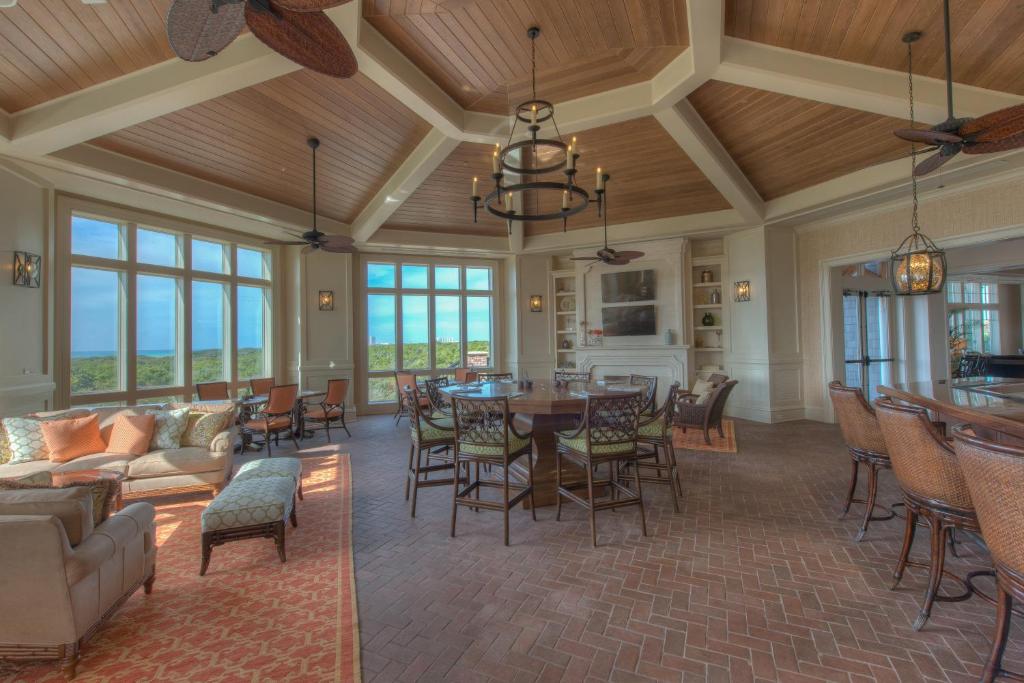 Henderson Beach Resort的休息区