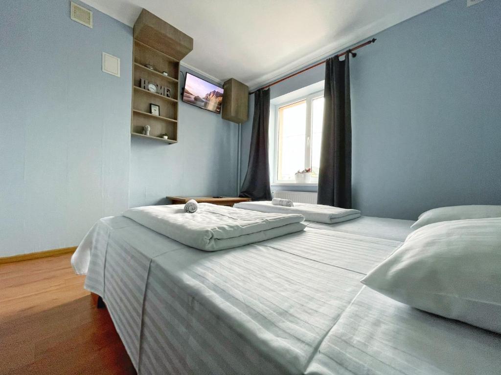 利沃夫利沃夫旅馆的一间卧室设有两张床,墙上配有电视。