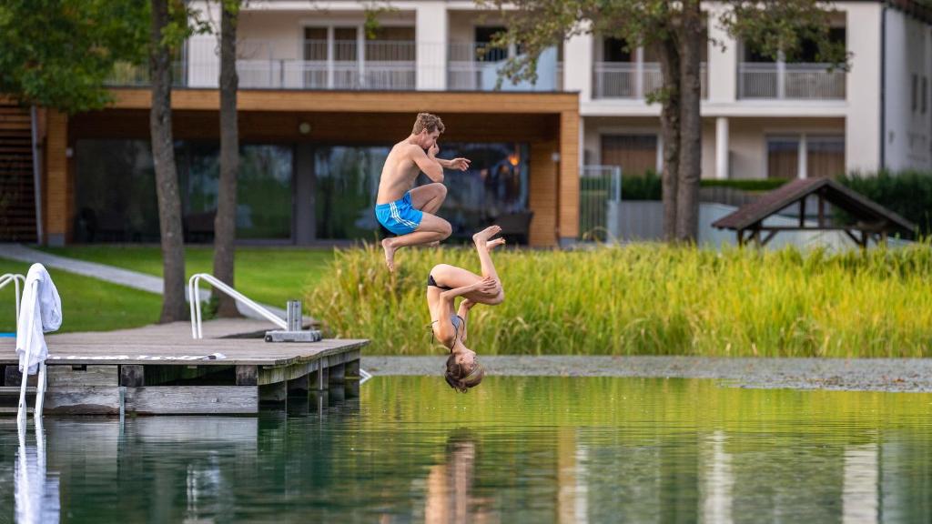 圣卡尼兹Apartments Kristan的两个年轻人跳进水体