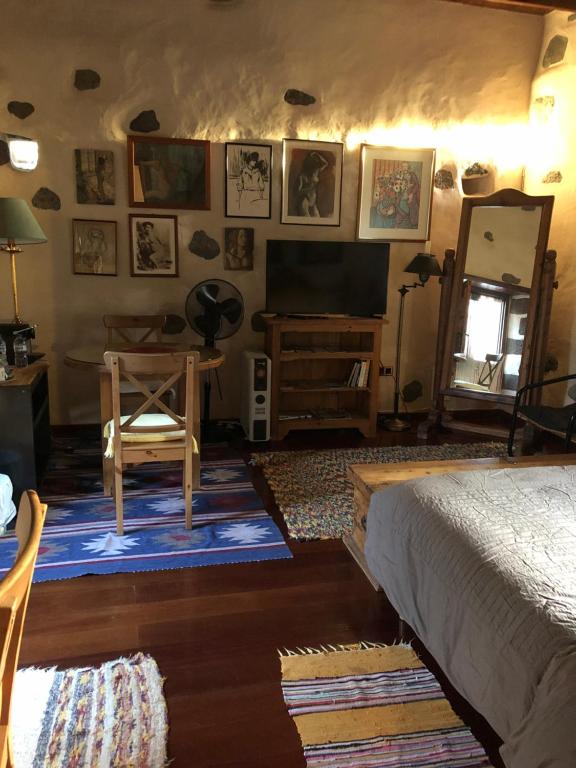 罗萨里奥港Vereda de Las Camellas的一间卧室配有一张床、一张桌子和一面镜子