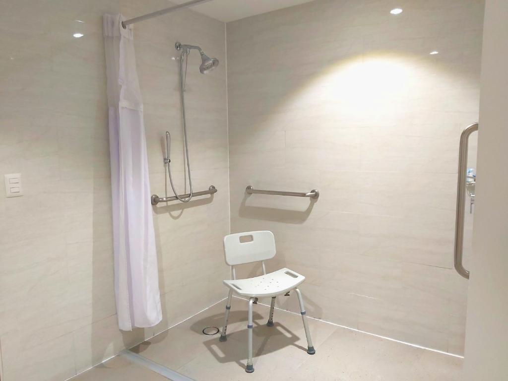 普埃布拉安赫洛波利斯智选假日套房酒店的一间浴室