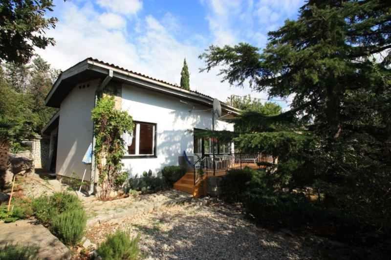 茨里克韦尼察Holiday home in Crikvenica 5431的一座小白色房子,拥有门廊和树木