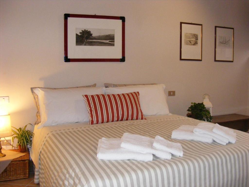 维罗纳狄奥多里克国王村住宿加早餐旅馆的一间卧室配有带毛巾的床