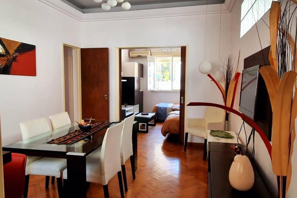 布宜诺斯艾利斯Corazón Porteño的一间带餐桌的客厅和一间带沙发的客厅