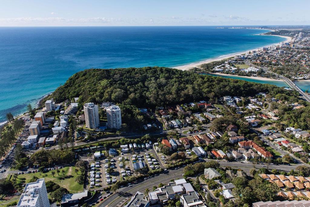 黄金海岸Burleigh Beach Tourist Park的城市和海洋的空中景观